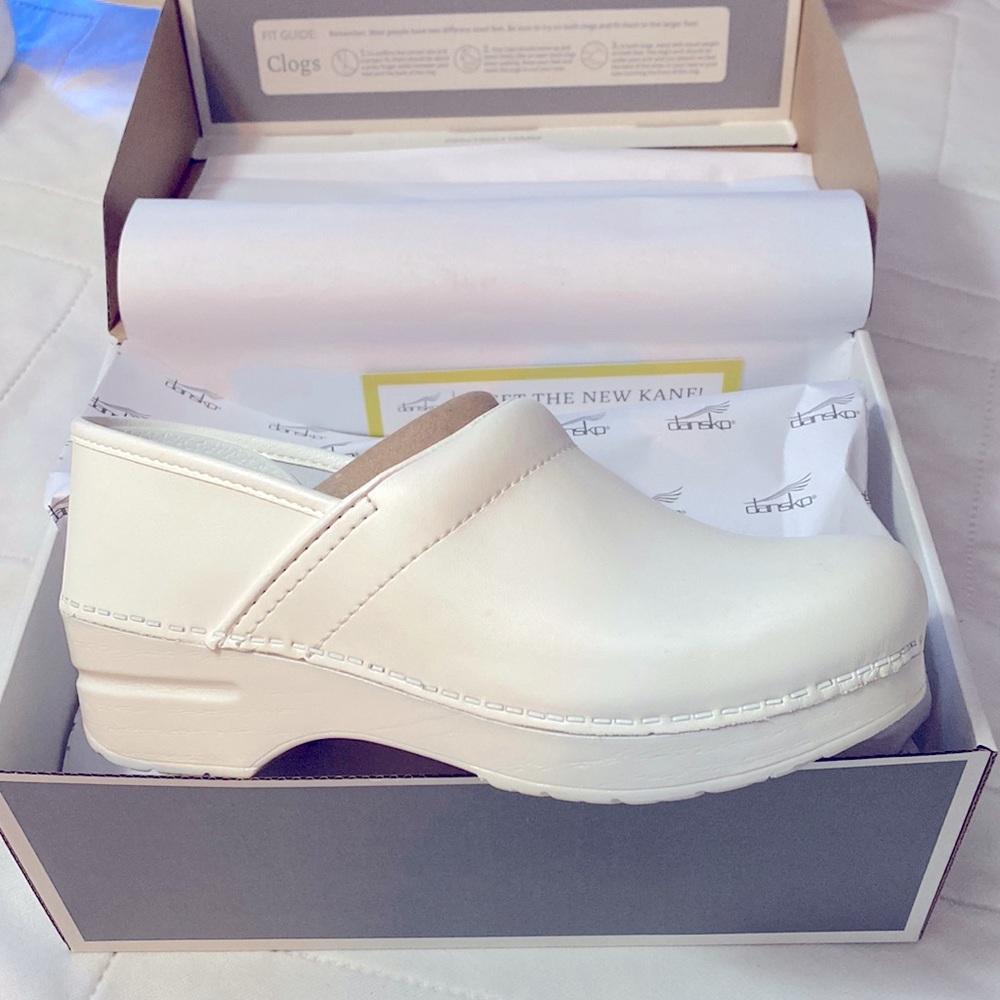 Dansko Brand new Clogs. Style: professional Box Size :39 never worn. Size 8.5-9